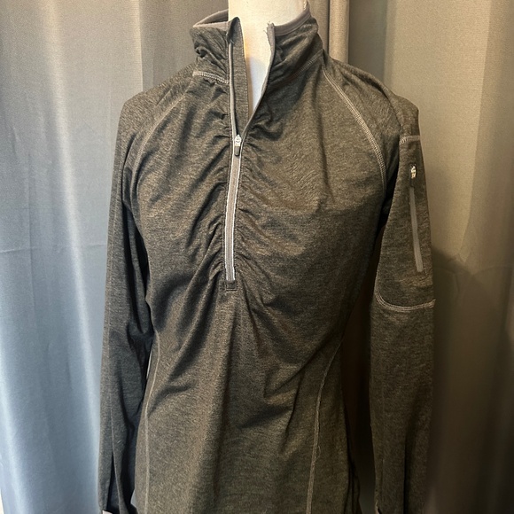 Workout top with thumb holes & built in mitts!  Med - Picture 1 of 7